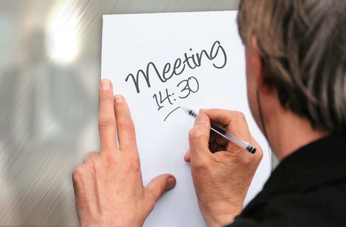 How are meetings with managers motivating employees